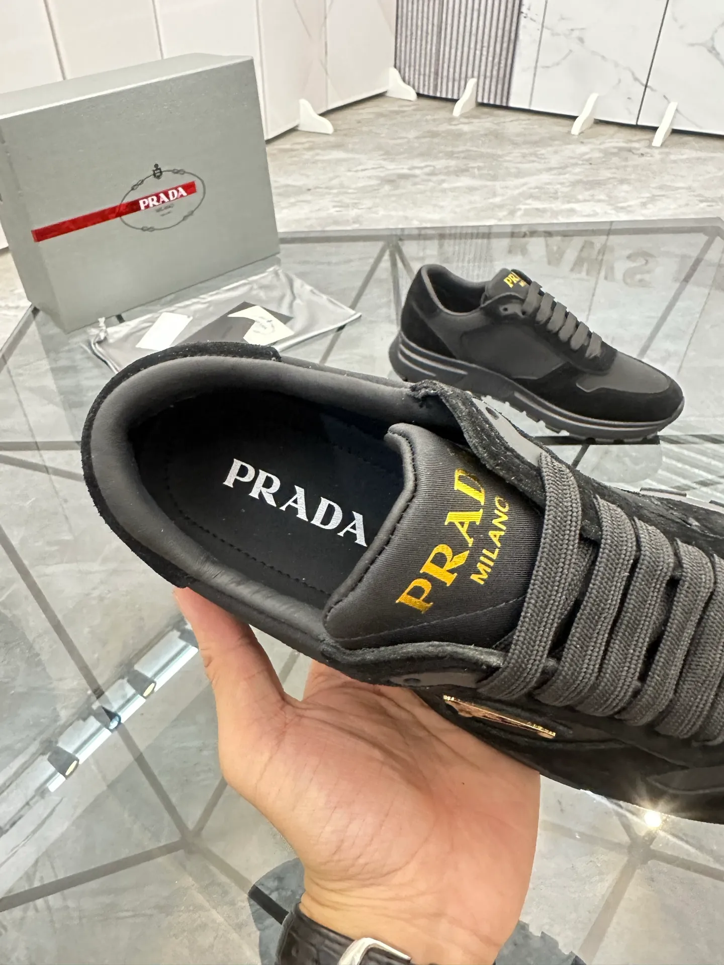 Men's shoes: 💰P580¥ High-end top quality Product trademark: Prada *"Prada*" low-top casual shoes Regular size: 38-45 (can be customized to 46) Product materials: upper imported first-layer nubuck leather spliced ​​with original materials, cowhide lining, cowhide feet, original outsole. Number: 832
